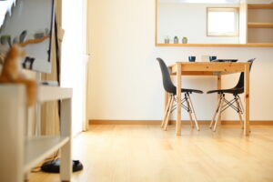 黒を纏う、やわらかなモダンの住まい