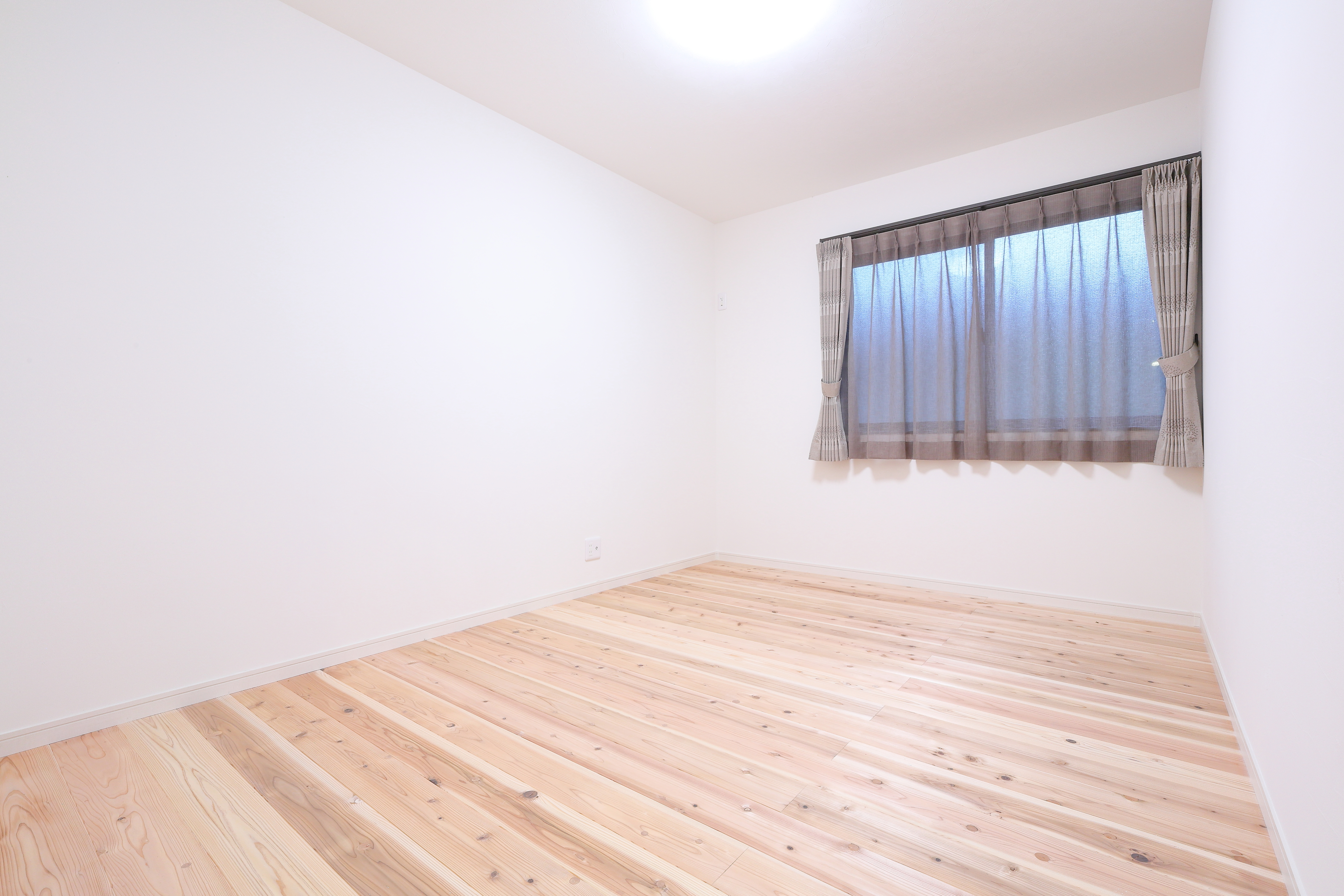 日記を書いたり、読書を楽しんだり