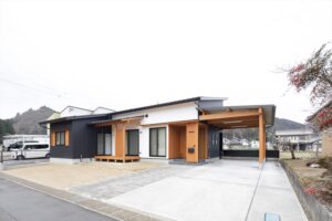 木の温もりを感じる1.5階の平屋