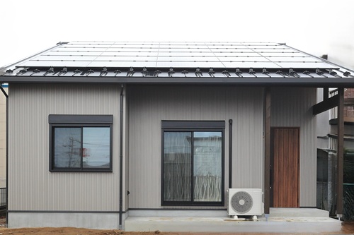 外観は一見シンプルな平屋