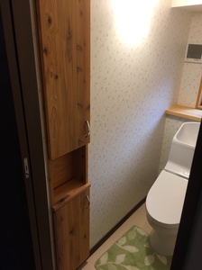 トイレの収納も木材でおしゃれに