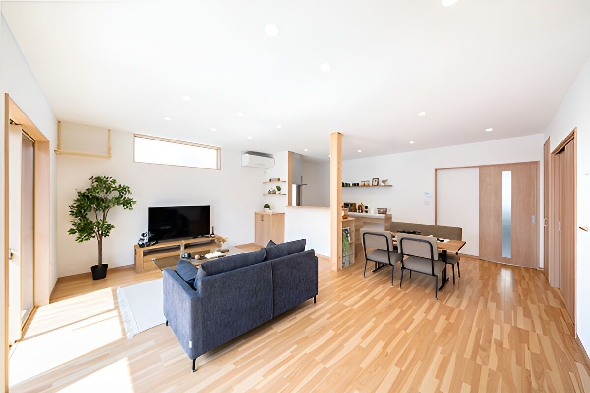 光を取り入れ明るいリビング